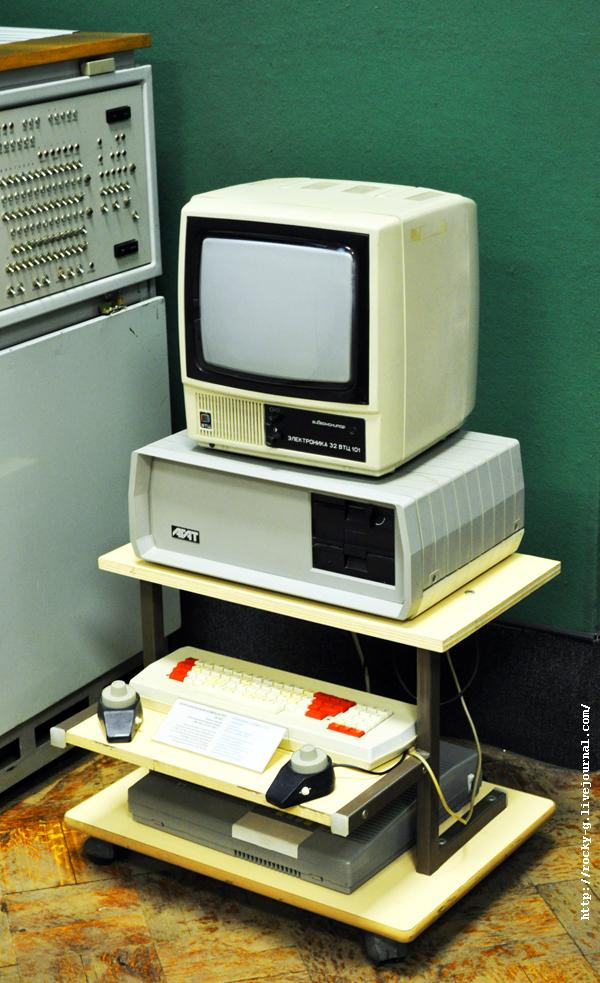 Электронная цифровая вычислительная машина МИР -2.